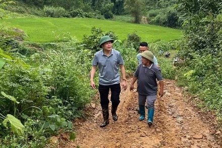 Lãnh đạo xã Nghĩa Tá trên đường đến thôn, bản. (Ảnh: DUY THÁI)