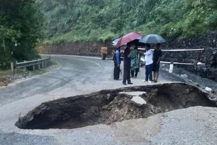 Miệng hố sụt mới xuất hiện trên Quốc lộ 3B, đoạn qua xã Na Rì. (Ảnh: TUẤN SƠN). 