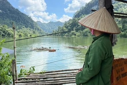 Người dân bất lực nhìn nhà ở chìm dưới nước ngập. (Ảnh: TUẤN SƠN).