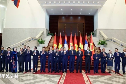 Tổng Bí thư Ban Chấp hành Trung ương Đảng Cộng sản Việt Nam Tô Lâm và Tổng Bí thư Ban Chấp hành Trung ương Đảng Nhân dân cách mạng Lào, Chủ tịch nước Cộng hòa Dân chủ Nhân dân Lào Thongloun Sisoulith đồng chủ trì Cuộc gặp cấp cao giữa Đảng Cộng sản Việt Nam và Đảng Nhân dân cách mạng Lào, ngày 2/12/2025, tại thủ đô Vientiane. (Ảnh: TTXVN)