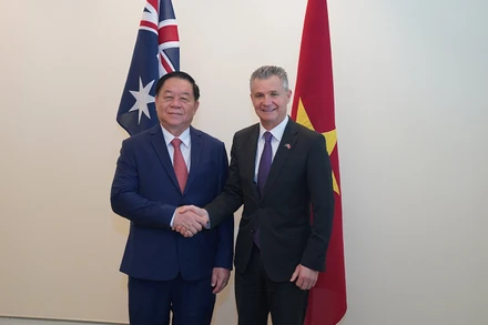 Đồng chí Nguyễn Trọng Nghĩa gặp Đồng Bộ trưởng Ngoại giao và Thương mại, Đồng Bộ trưởng Nhập cư Australia Matthew Thistlethwaite. (Ảnh: TTXVN)