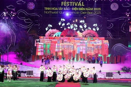 Chương trình nghệ thuật đặc biệt (đêm 19/9) là điểm nhấn trong hoạt động kết nối du lịch giữa các tỉnh Tây Bắc với Thành phố Hồ Chí Minh đã thu hút hàng chục nghìn nhân dân, du khách.