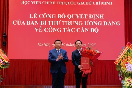 Đồng chí Nguyễn Xuân Thắng, Ủy viên Bộ Chính trị, Giám đốc Học viện Chính trị quốc gia Hồ Chí Minh, Chủ tịch Hội đồng Lý luận Trung ương trao quyết định của Ban Bí thư về việc bổ nhiệm lại chức vụ Phó Giám đốc Học viện Chính trị quốc gia Hồ Chí Minh.