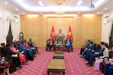 Đồng chí Nguyễn Xuân Thắng, Ủy viên Bộ Chính trị, Giám đốc Học viện Chính trị quốc gia Hồ Chí Minh, Chủ tịch Hội đồng Lý luận Trung ương tiếp xã giao các đồng chí trong đoàn cán bộ Đảng MPLA và Đảng FRELIMO.