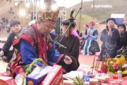 Thực hiện nghi lễ cầu an, cầu mùa tại lễ hội Slam Chiêm, xã Hiệp Lực. (Ảnh: HÀ THANH)