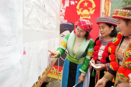 Cử tri đồng bào dân tộc thiểu số nghiên cứu danh sách những người ứng cử niêm yết tại đơn vị bầu cử số 1, xã Bằng Thành. (Ảnh: THÁI SƠN).