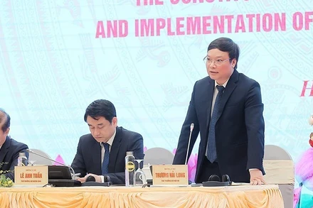 Thứ trưởng Nội vụ Trương Hải Long phát biểu tại họp báo quốc tế, ngày 17/6/2025. (Ảnh: TTXVN)