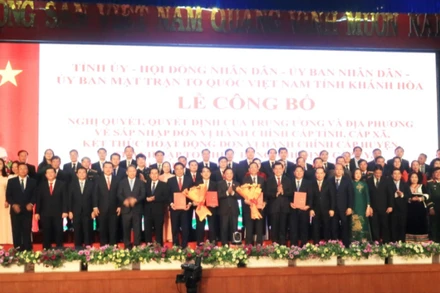 Ban Chấp hành Đảng bộ tỉnh Khánh Hòa (mới) nhiệm kỳ 2020-2025 nhận nhiệm vụ. (Ảnh: PHONG NGUYÊN)