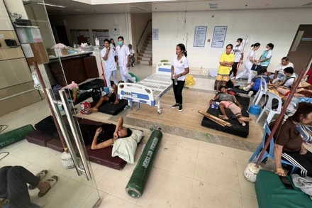 Nạn nhân bị thương do động đất được đưa tới bệnh viện ở Cebu, Philippines, ngày 1/10/2025. (Ảnh: THX/TTXVN)