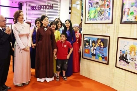 Phu nhân Tổng Bí thư, bà Ngô Phương Ly và Tổng Giám đốc UNESCO Audrey Azoulay thăm Bảo tàng Phụ nữ Việt Nam. (Ảnh: TTXVN) 