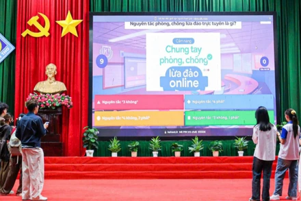 Một buổi tập huấn về kỹ năng chống lừa đảo trên không gian mạng cho sinh viên do Công an Cần Thơ tổ chức.