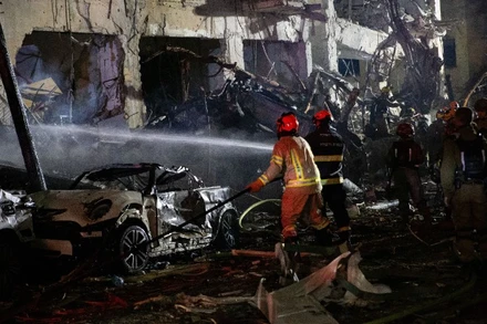 Địa điểm tại Tel Aviv, Israel bị trúng tên lửa từ Iran, ngày 1/3/2026. (Ảnh: THX/TTXVN)