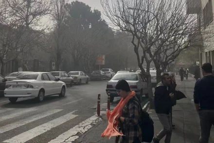 Người dân Iran trên tuyến phố gần Trường đại học Tehran sau vụ tấn công của Israel và Mỹ, ngày 28/2/2026. (Ảnh: THX/TTXVN)