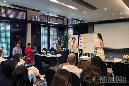 Các diễn giả và khách mời trình bày ý tưởng trong Hội thảo sáng tạo sản phẩm du lịch Tam Á diễn ra tại Hà Nội.