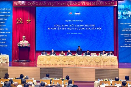 Các diễn giả trong phiên thảo luận đầu tiên trong hội thảo. (Ảnh: HÒA AN)