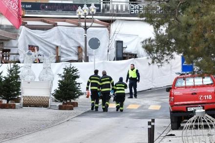 Lực lượng an ninh điều tra tại hiện trường vụ cháy nổ quán bar ở khu trượt tuyết Crans-Montana thuộc bang Valais, tây nam Thuỵ Sĩ, ngày 1/1/2026. (Ảnh: THX/TTXVN)