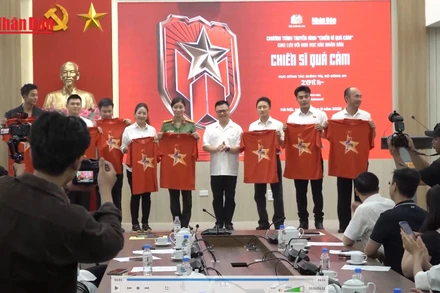 [Video] Giao lưu cùng các nghệ sĩ "Chiến sĩ quả cảm" tại Báo Nhân Dân