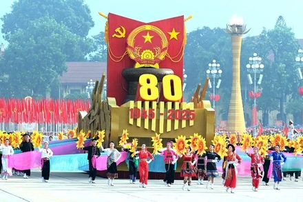 Biểu tượng 80 năm Cách mạng Tháng Tám và Quốc khánh nước Việt Nam tiến vào Lễ đài của Lễ kỷ niệm 80 năm Cách mạng Tháng Tám thành công và Quốc khánh Việt Nam. (Ảnh: Nhandan.vn)