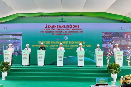 Các đại biểu ấn nút khởi công dự án Nhà máy Nhiệt điện Ô Môn IV.