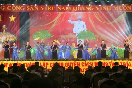 Trình diễn văn nghệ tại lễ kỷ niệm. (Ảnh: TUẤN SƠN)