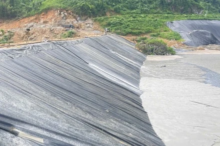 Thân đập hồ chứa bùn thải quặng đuôi số 1 đã được gia cố, lót bạt. (Ảnh: TUẤN SƠN)