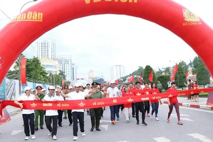 Lãnh đạo tỉnh Thái Nguyên và nhân dân hoàn thành lộ trình đi bộ. (Ảnh: TUẤN SƠN).