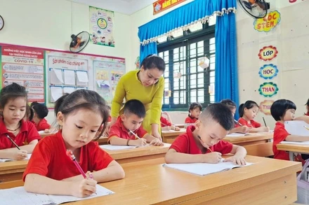 Dạy tiếng Việt cho trẻ là người dân tộc thiểu số trước khi vào lớp 1 tại Trường tiểu học Sông Cầu. (Ảnh: Ánh Thùy)