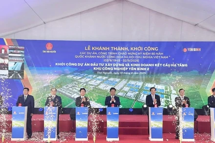 Các đại biểu thực hiện nghi thức nhấn nút khởi công dự án Khu công nghiệp Yên Bình 2. (Ảnh: TUẤN SƠN)