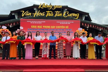 Các đại biểu thực hiện nghi thức cắt băng khai mạc trưng bày. (Ảnh: TUẤN SƠN)