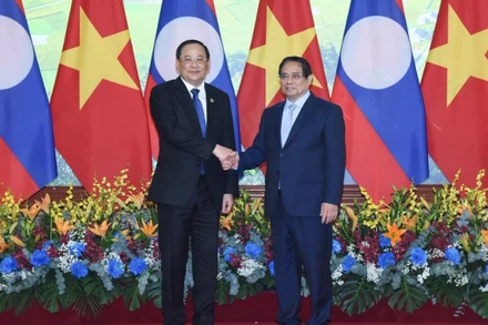 Thủ tướng Phạm Minh Chính và Thủ tướng Lào Sonexay Siphandone. (Ảnh: Báo Nhân Dân)
