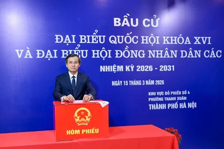 Đồng chí Đoàn Minh Huấn, Ủy viên Bộ Chính trị, Giám đốc Học viện Chính trị quốc gia Hồ Chí Minh, Phó Chủ tịch Thường trực Hội đồng Lý luận Trung ương bỏ phiếu bầu cử tại Khu vực số 4, phường Thanh Xuân (Hà Nội). (Ảnh DUY LINH)