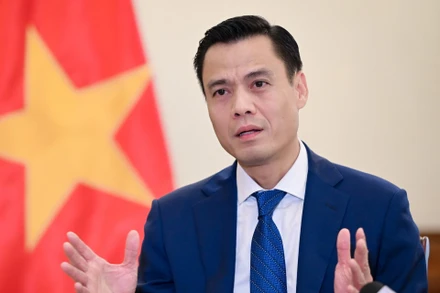 Thứ trưởng Ngoại giao Đặng Hoàng Giang trả lời phỏng vấn. 