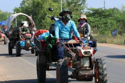 Người dân Campuchia sơ tán tới khu vực an toàn ở tỉnh Siem Reap khi xung đột biên giới tái diễn giữa nước này và Thái Lan, ngày 9/12/2025. (Ảnh: THX/TTXVN)