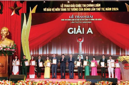 Đồng chí Tổng Bí thư Tô Lâm và đồng chí Chủ tịch nước Lương Cường trao giải A cho các tác giả, nhóm tác giả tại Lễ trao giải Cuộc thi chính luận về bảo vệ nền tảng tư tưởng của Đảng lần thứ 4, năm 2024, ngày 20/10/2024.