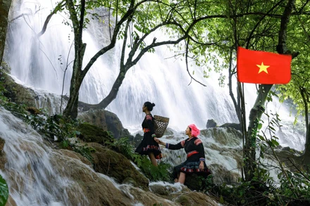 Sơn nữ H'Mông bên dòng thác Rêu.