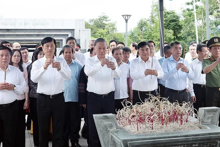 Tổng Bí thư Tô Lâm dâng hương tưởng niệm tại Đền thờ Liệt sĩ ở chiến trường Điện Biên Phủ. (Ảnh: TTXVN)