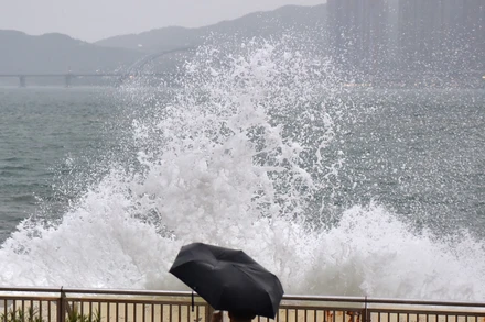 Sóng lớn xô vào bờ biển khi siêu bão Ragasa đổ bộ vào Hong Kong (Trung Quốc), ngày 23/9/2025. (Ảnh: THX/TTXVN)