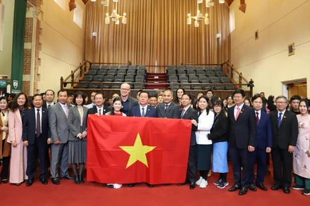 Đồng chí Nguyễn Trọng Nghĩa và đoàn công tác chụp ảnh lưu niệm với các sinh viên Việt Nam đang theo học tại Đại học Tổng hợp Wellington. (Ảnh: TTXVN)