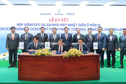 Đại diện Ban quản lý dự án chuyên ngành điện và Liên danh tổng thầu Doosan và PECC2 ký kết hợp đồng EPC.