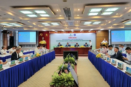 Các đại biểu đóng góp, chia sẻ ý kiến tại diễn đàn.