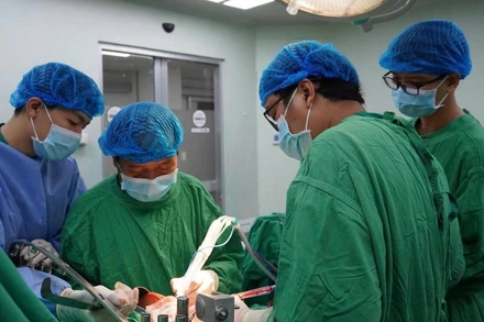 Các bác sĩ tại Cần Thơ thực hiện ca phẫu thuật gan bằng dao mổ siêu âm CUSA.