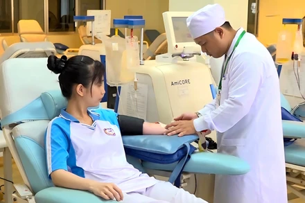 Người dân tham gia hiến máu tại Bệnh viện Huyết học-Truyền máu Cần Thơ.