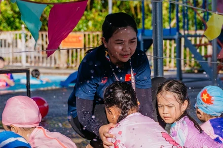 Cô giáo Quý hướng dẫn học sinh các động tác bơi lội. 