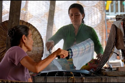 Người dân tráng bánh tại làng nghề bánh tráng Thuận Hưng.