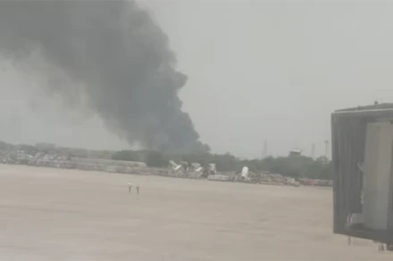 Khói bốc lên từ hiện trường máy bay rơi. (Ảnh: India Today)