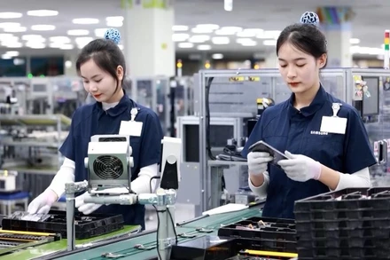 Hoạt động sản xuất tại Công ty Trách nhiệm hữu hạn Samsung Electronics Việt Nam Thái Nguyên. (Ảnh: VĂN LINH).