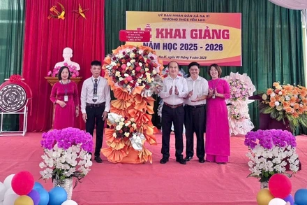 Lãnh đạo tỉnh Thái Nguyên tặng hoa chúc mừng thầy và trò Trường trung học cơ sở Yến Lạc, xã Na Rì. (Ảnh: TUẤN SƠN)