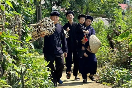 Một gia đình trên đường "Pây Tái" ở xã Nam Cường, tỉnh Thái Nguyên. (Ảnh: HÀ TUYẾT)