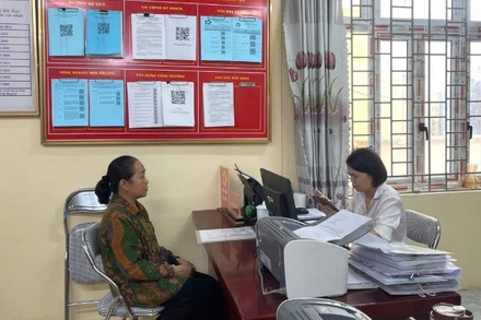 Hỗ trợ người dân nộp hồ sơ trực tuyến và giải quyết hồ sơ tại Trung tâm phục vụ hành chính công phường Đức Xuân. (Ảnh: PHƯƠNG THẢO)