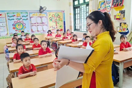 Dạy tiếng Việt cho trẻ là người dân tộc thiểu số trước khi vào lớp 1 tại Trường tiểu học Sông Cầu, phường Bắc Kạn. (Ảnh: Ánh Thùy).